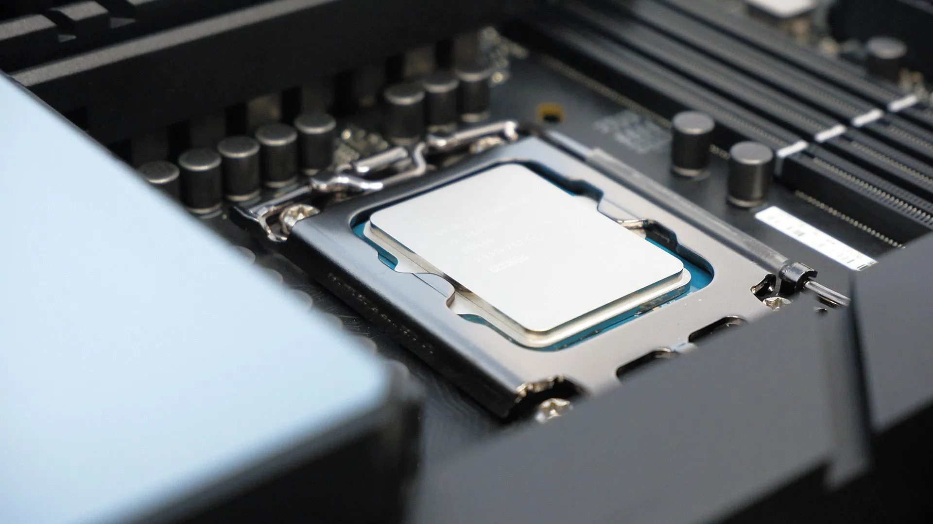 Процесори Intel LGA1700 2027: стратегія Gigabyte та DDR4